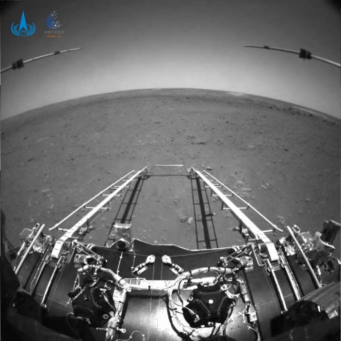 Çin, Mars keşif aracı Zhurong'un çektiği ilk fotoğrafları yayınladı
