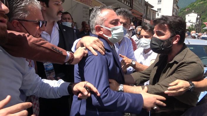 İyi Parti heyeti Rize'de esnafı yumrukladı