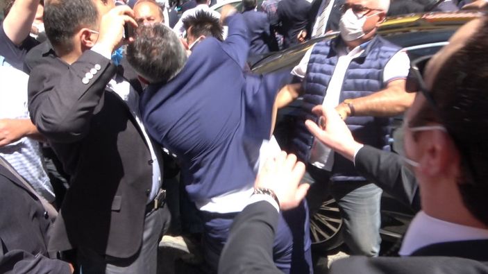 İyi Parti heyeti Rize'de esnafı yumrukladı