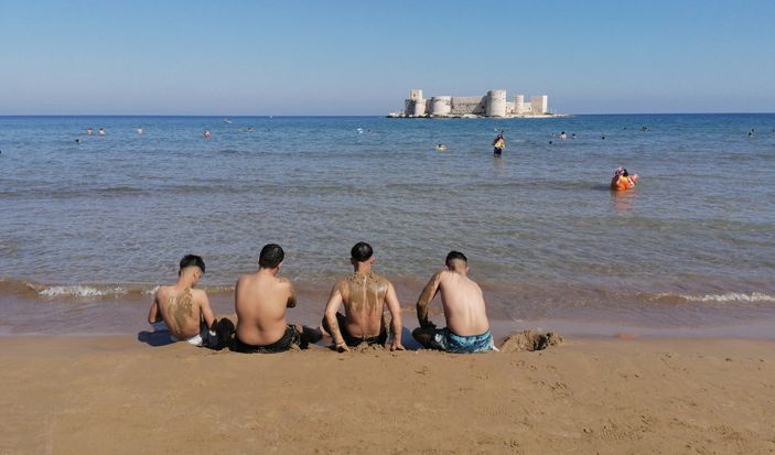 d Mersin'de plajlar doldu