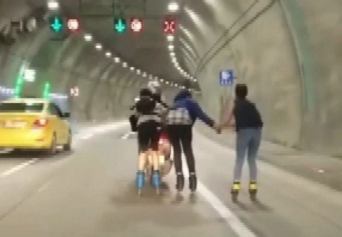 Üsküdar'da patenli gençler motosiklete tutunup yolculuk yaptı