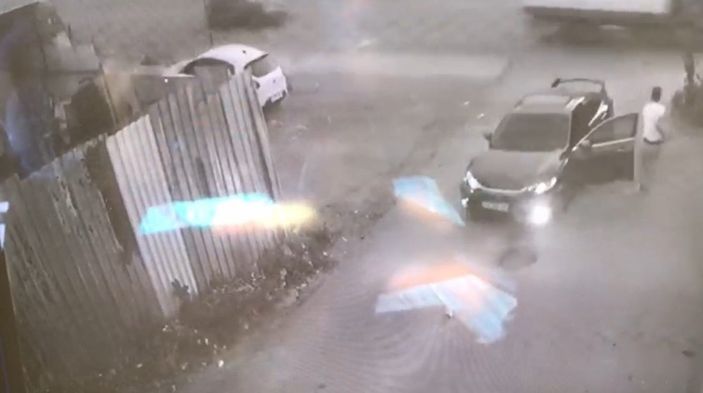 i Avcılar’da polisten kaçan sürücü, ortalığı birbirine kattı