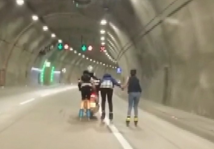 Üsküdar'da patenli gençler motosiklete tutunup yolculuk yaptı