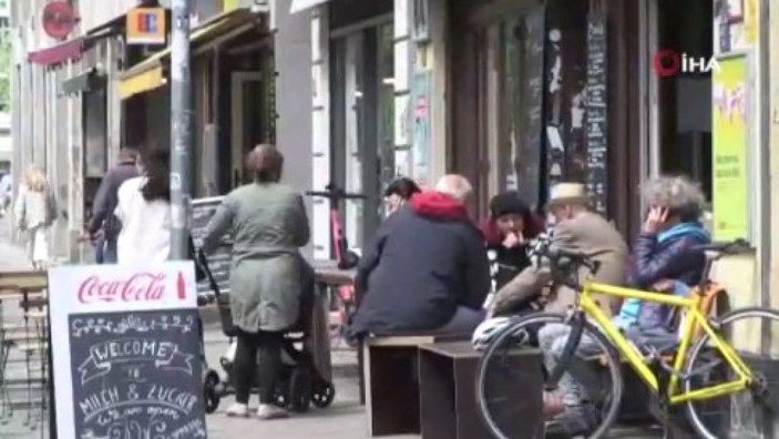 Berlin’de kafe ve restoranların dış alanları müşterilere açıldı