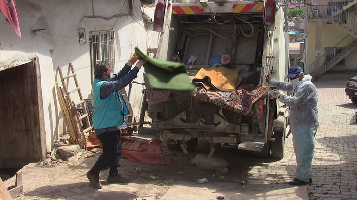 Kahramanmaraş'ta çöp evden 7 kamyon atık çıkarıldı
