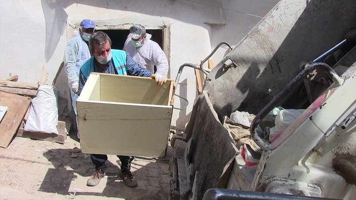 Kahramanmaraş'ta çöp evden 7 kamyon atık çıkarıldı