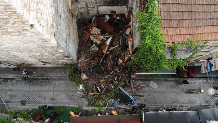 Fatih’te 3 katlı ahşap bina çöktü