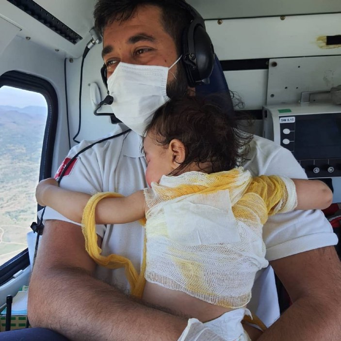 Afyonkarahisar’da yanan bebeği kucağında taşıyan sağlıkçı