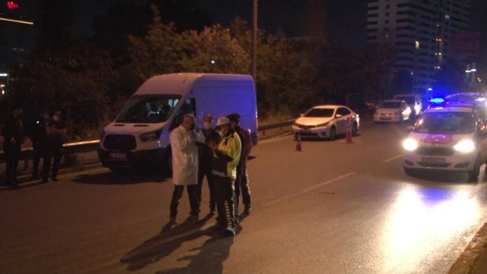 İstanbul'da polisten kaçan otomobil bekçilere çarptı