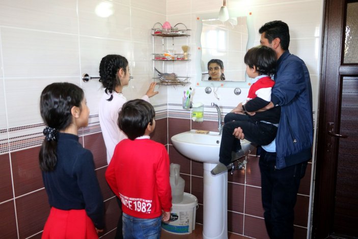 Hakkari'de, 6 kişilik aile banyosunu kumrularla paylaşıyor