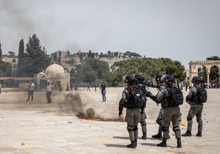 İsrail polisi, Mescid-i Aksa’daki cemaate ses bombalarıyla saldırdı
