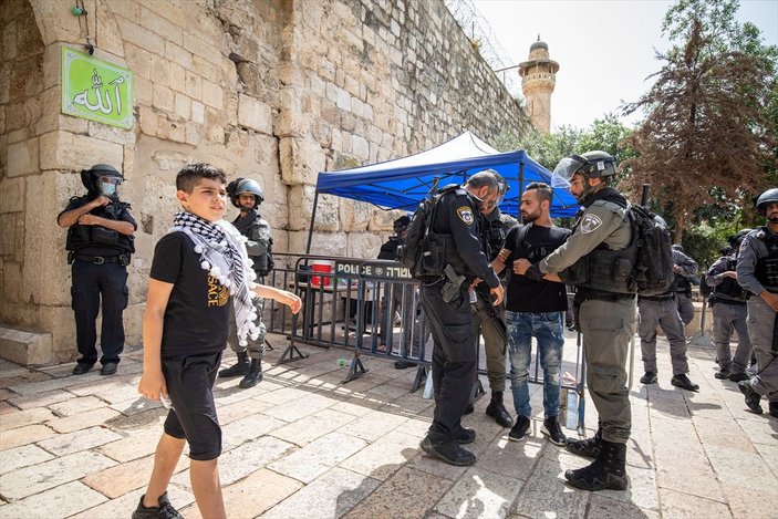 İsrail polisi, Mescid-i Aksa’daki cemaate ses bombalarıyla saldırdı
