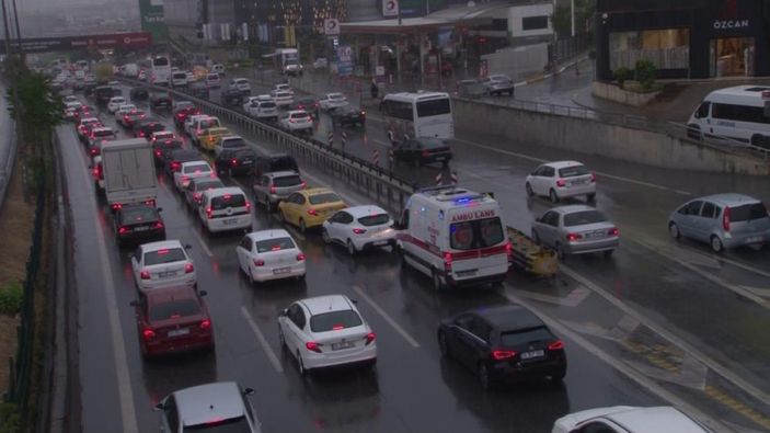 İstanbul'da sağanak yağış nedeniyle trafik yoğunluğu arttı