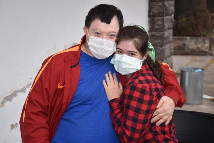 Down sendromlu Ece ve Serdal, 15 ay sonra aşı sayesinde kavuştu