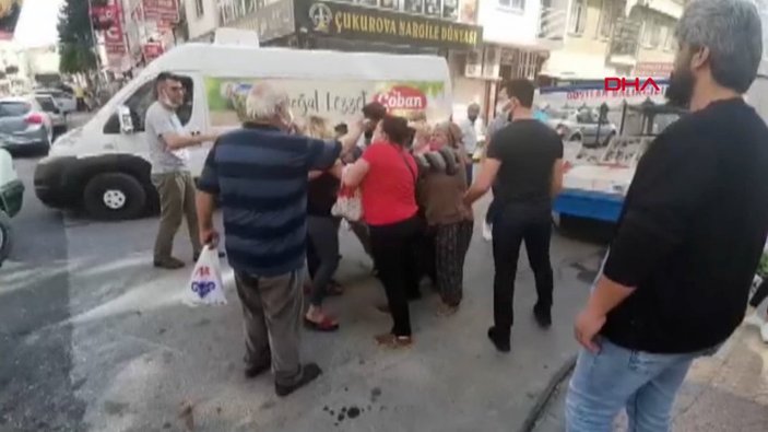Mersin’de sebze tezgahı kuran kadınların yer kavgası kamerada