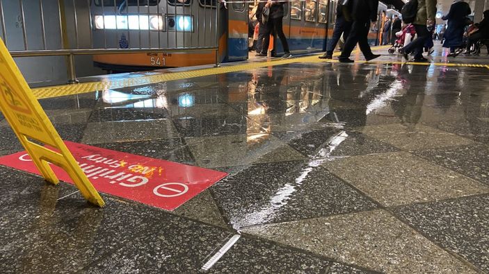 Aksaray metro istasyonunun tavanı aktı