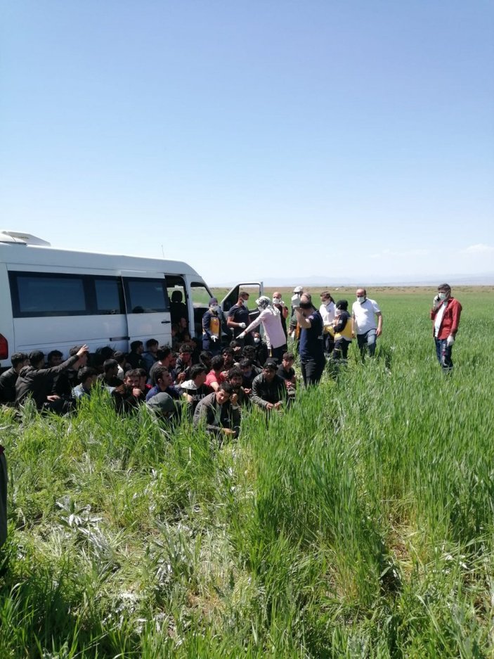 Van'da15 kişilik minibüsten 56 göçmen çıktı