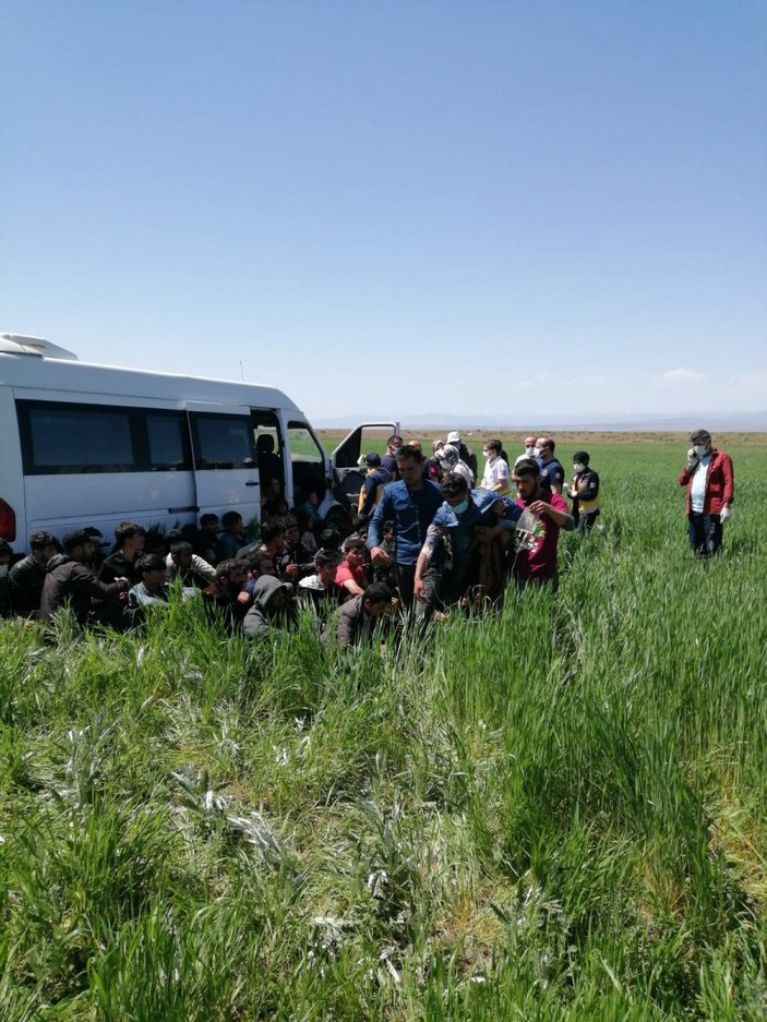 Van'da15 kişilik minibüsten 56 göçmen çıktı