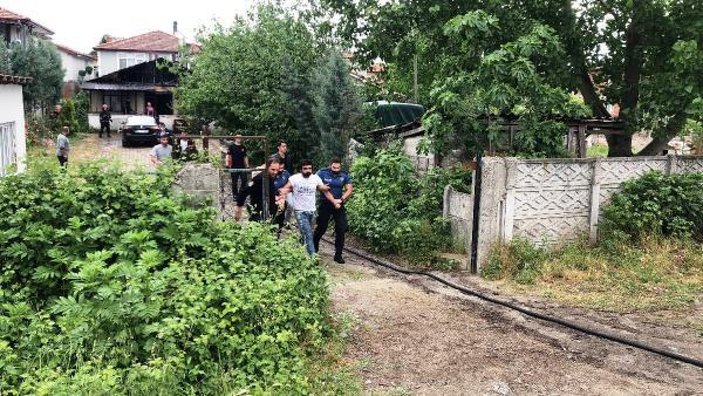 Sakarya'da tartıştığı eşinin elbiselerini yaktı