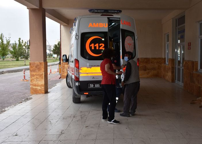 d Sivas'ta babasının tabancasıyla oynarken yaralandı