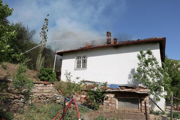 Yozgat'ta 2 katlı evin çatısı yandı