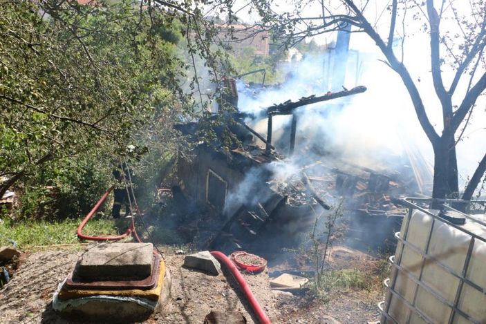 Yozgat'ta 2 katlı evin çatısı yandı