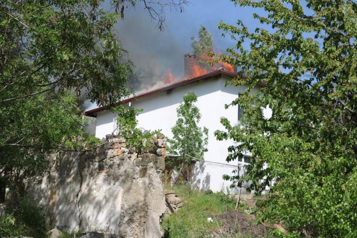 Yozgat'ta 2 katlı evin çatısı yandı