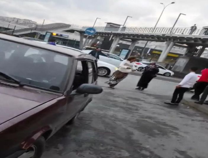 Esenyurt'ta arkadaşlarının bıçaklandığını gören bir kadın araca saldırdı