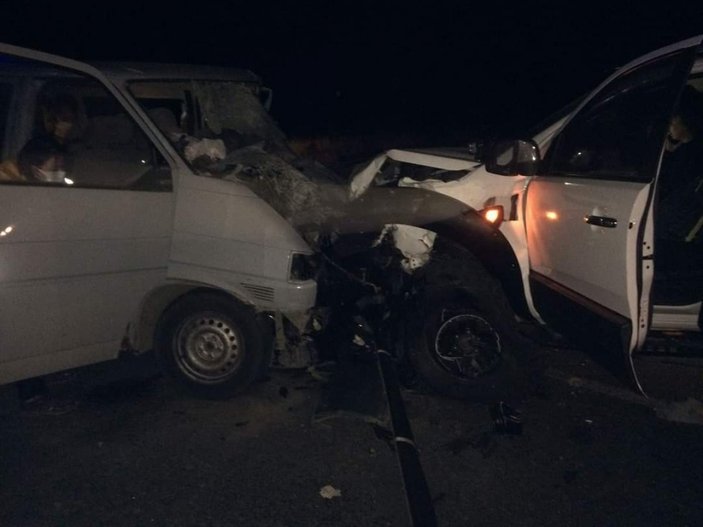 İzmir'de kamyonetle minibüs çarpıştı: 2 ölü