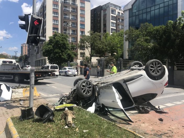 i Büyükçekmece'de trafik ışığı direğine çarpan araç takla attı