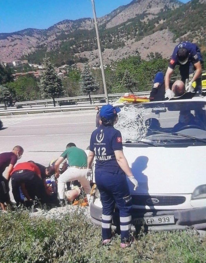 Amasya’da motosikletten fırlayıp minibüsün üstüne düştü