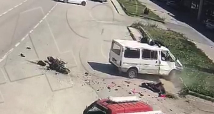 Amasya’da motosikletten fırlayıp minibüsün üstüne düştü
