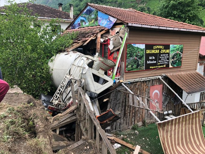 Rize'de beton mikseri markete daldı: 2 yaralı