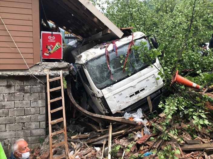 Rize'de beton mikseri markete daldı: 2 yaralı