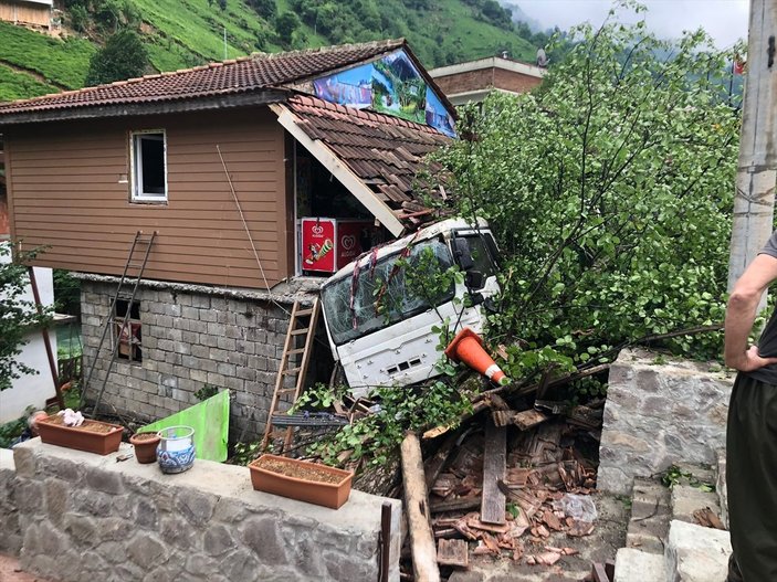 Rize'de beton mikseri markete daldı: 2 yaralı