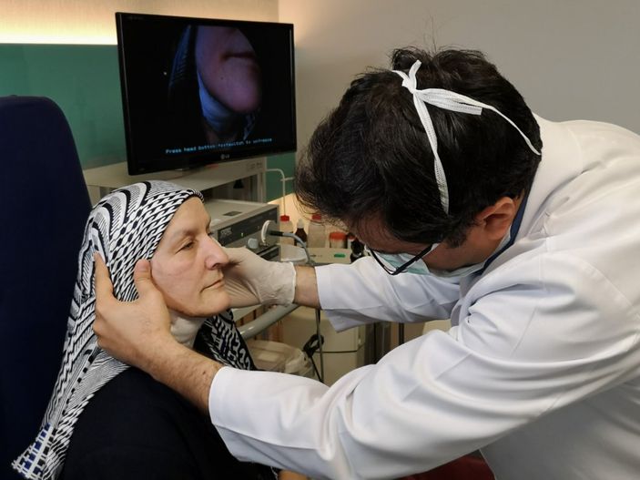 İstanbul'da bir kadının tükürük bezinde taş çıktı