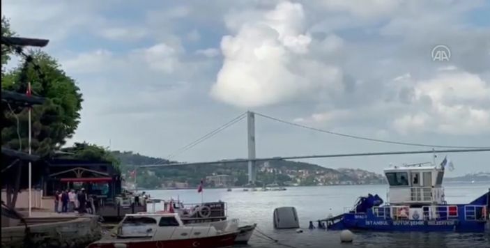 Üsküdar'da park halindeki araç denize düştü