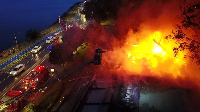 Üsküdar'da bir kafede yangın çıktı