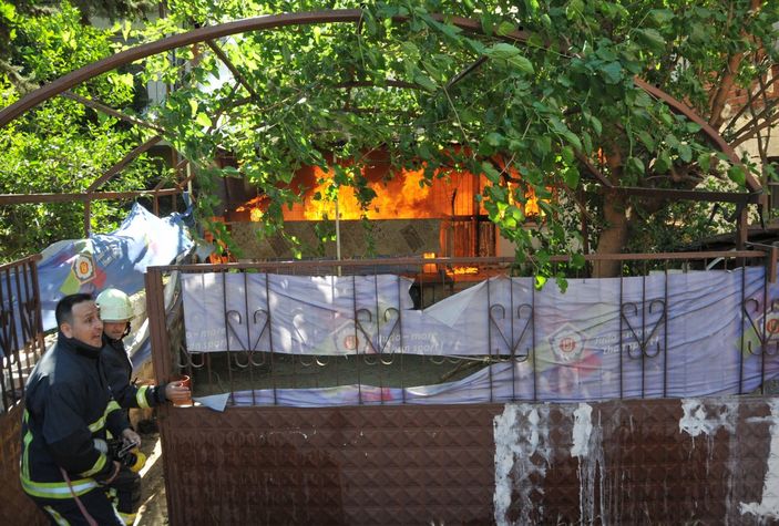 Antalya'da gecekondu yanarak kullanılamaz hale geldi