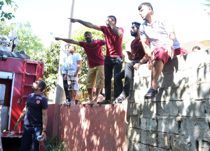 Antalya'da gecekondu yanarak kullanılamaz hale geldi