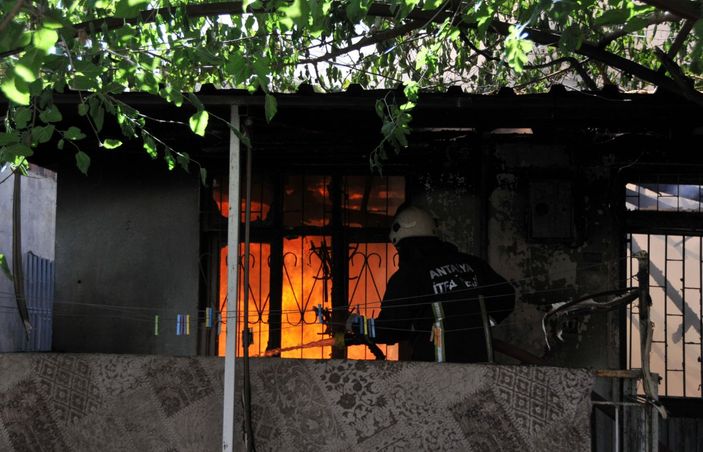 Antalya'da gecekondu yanarak kullanılamaz hale geldi