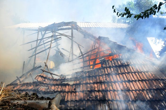 Antalya'da gecekondu yanarak kullanılamaz hale geldi