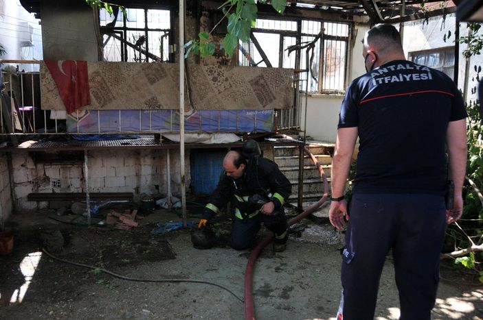 Antalya'da gecekondu yanarak kullanılamaz hale geldi