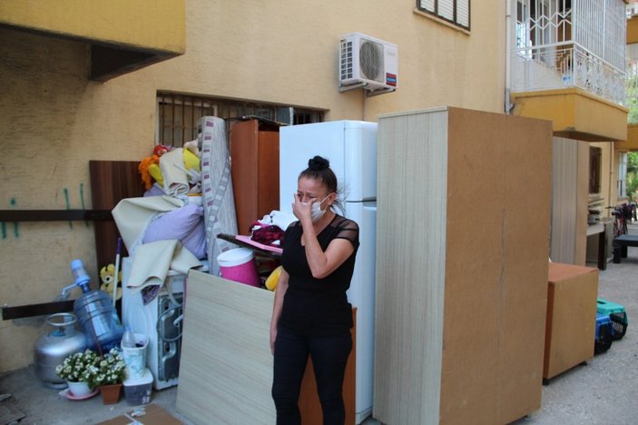 Antalya'da kirasını ödeyemediği evinin eşyaları sokağa atıldı