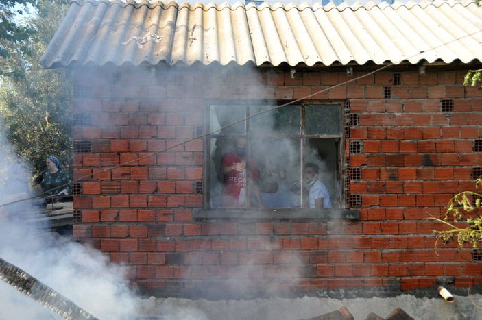 Antalya'da gecekondu yanarak kullanılamaz hale geldi