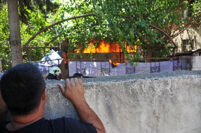 Antalya'da gecekondu yanarak kullanılamaz hale geldi