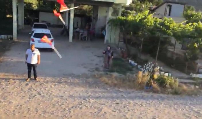 d Fethiye Belediye Başkanı Alim Karaca'dan tepki çeken bayrak dağıtımına cevap