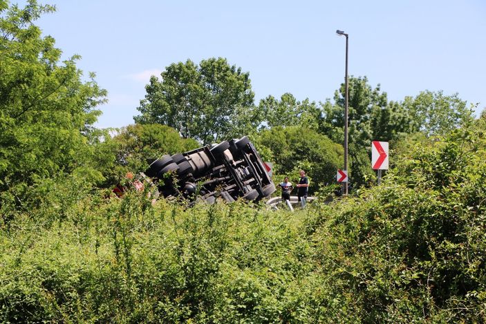 d Sakarya’da domates yüklü kamyon devrildi