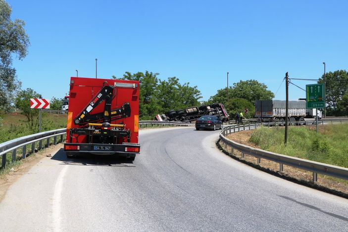d Sakarya’da domates yüklü kamyon devrildi