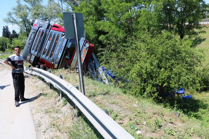 d Sakarya’da domates yüklü kamyon devrildi